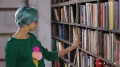 迷人的年轻潮女人蓝色头发在书店寻找一本书年轻快乐的女人买书在努力