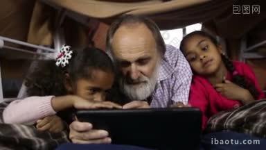 漂亮的孩子们教他们英俊的爷爷使用智能<strong>科技小</strong>玩意儿，躺在一起的<strong>小</strong>房间