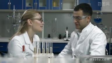 成功的年轻科学家戴着防护眼镜，穿着实验服，在实验室环境中击掌祝贺科研成果