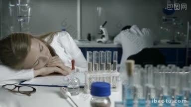 燃烧的年轻博士后研究员睡在实验室加班实验深夜精疲力竭的女科学家醒来
