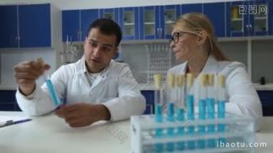 有经验的科学家在研究实验室用蓝色液体分析试管的科学研究人员进行化学实验和检验试验