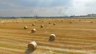 从鸟瞰图中可以看到在乡间种植着一捆捆干草的麦田