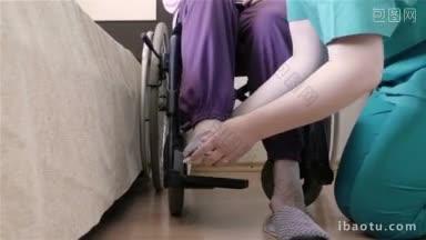 年轻<strong>护士</strong>照顾轮椅上的老年残疾妇女步行回家或临终关怀护理和协助