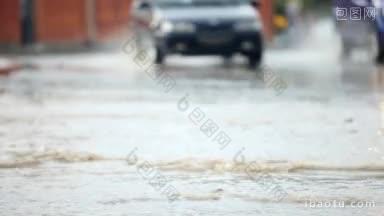 <strong>大雨</strong>中行驶在城市道路上的汽车