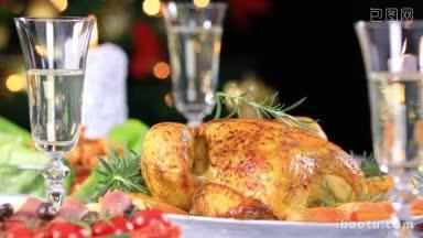 烤鸡<strong>准备</strong>在圣诞节日的餐桌上与香槟靠近圣诞树多利拍