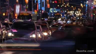 在时代广场拍摄的夜间<strong>城市</strong>交通和<strong>行人</strong>的时间间隔