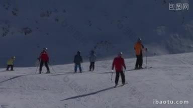阿尔卑斯山滑雪胜地的滑雪者