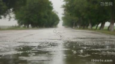雨点在路面水坑表面水平