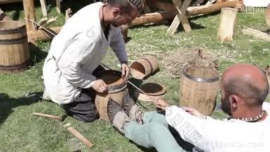 在科<strong>伦</strong>纳，两名工人正在用传统风格制作木桶