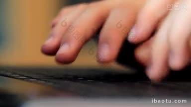 一位女士正在电脑上打字