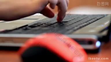 一位女士正在电脑上<strong>打字</strong>