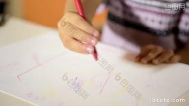 在学校里玩得很开心的两个小女孩在幼儿园里用<strong>彩色</strong>和蜡笔画画