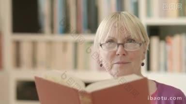 幸福的<strong>退休</strong>白人妇女的肖像与眼镜在家里看书和对着相机微笑