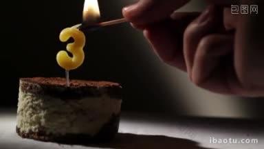 蜡烛三在提拉米苏蛋糕生日复古背景