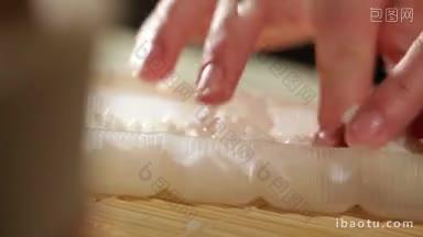 把米饭做成塑料形状，做寿司卷