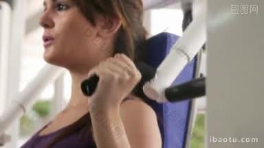 健身和健康在健身俱乐部美丽的年轻白人妇女在<strong>健身房</strong>锻炼