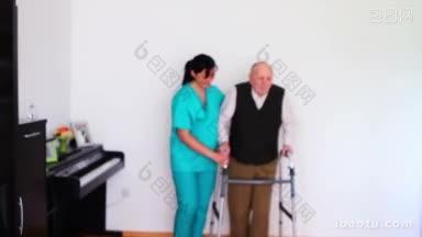 护理员帮助老人使用步行架