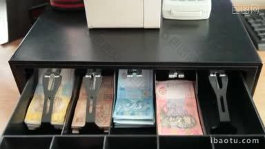收银机抽屉里有乌克兰的钱