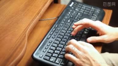 在木桌前，一名男子双手在<strong>黑色</strong>键盘上打印文字