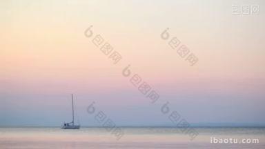 日落时分，停泊在海边的<strong>豪华</strong>游艇，宁静的海面上，粉红色的天空下