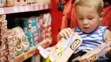 小男孩坐在婴儿车里，从商店的货架上拿好吃的东西，他拿得更多