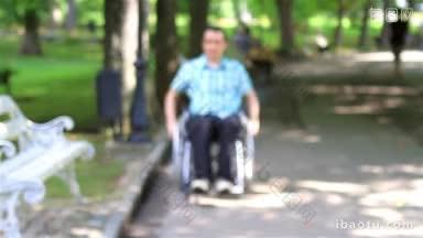 坐在轮椅上的英俊年轻人在夏日公园里沉思自己的处境