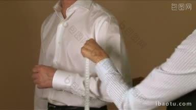 裁缝测量衬衫生产的<strong>不同</strong>部位或身体