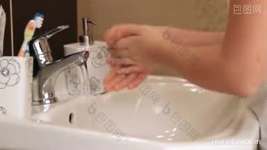 孩子在浴室洗手学习好习惯