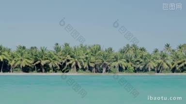 异国情调的自然景色<strong>海滨</strong>与许多棕榈树和清澈的蓝色的水在前景在明亮的<strong>夏日</strong>