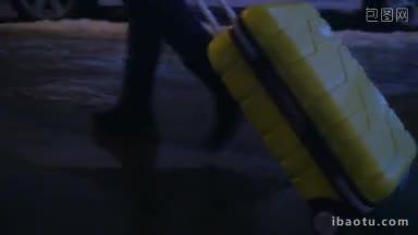 斯坦尼康拍摄的一个女人推车袋独自走在潮湿的人行道上，在晚上放下一切，离开