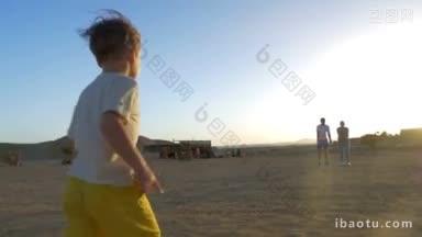 慢动作斯坦尼康拍摄的一个小孩跑到父母在海滩上，然后<strong>父亲</strong>抱着他