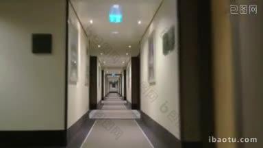 时光流逝的斯坦尼康镜头在酒店走廊的光线和现代设计中向前移动