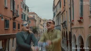 慢镜头里年轻快乐的男人和女人戴着面具，在<strong>威尼斯</strong>狂欢节的户外抛起五彩纸屑