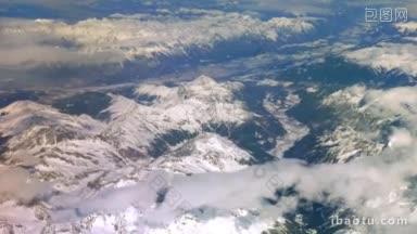 从飞机上看雪山的景色