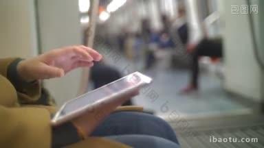 一名妇女在乘坐地铁时在平板电脑上<strong>打字</strong>的特写镜头