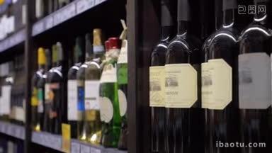 多利和特写镜头的货架上的商店与排不同类型的葡萄酒大分类的红色和