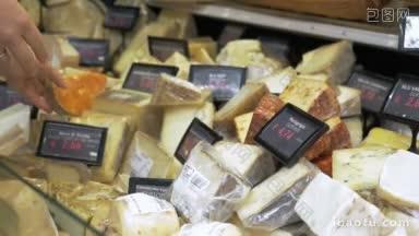 一位女士在商店里打量着不同种类的<strong>奶酪</strong>，种类繁多，价格也不同