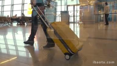 斯坦尼康和低角度拍摄的妇女与手推车袋慢慢走在休息室的伏努科沃机场