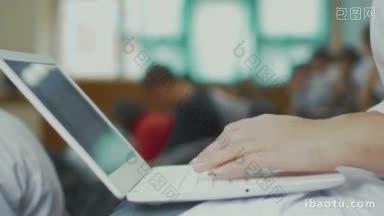 特写镜头的妇女在笔记本电脑上打字在演讲期间，在医科<strong>大学</strong>或会议轻松学习