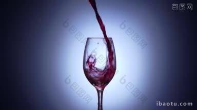 特写的玻璃被装满红酒从瓶子倒在蓝色背景超慢动作p