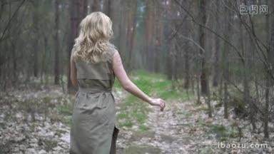 金发女人在森林里奔跑