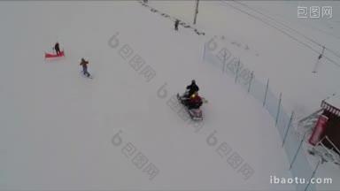 空中拍摄的滑雪和滑雪缆车在山区滑雪场