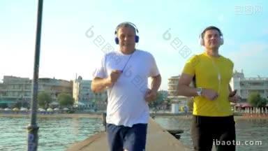 斯坦尼康拍摄的两名男子戴着耳机沿着码头慢跑，其中一人正在检查<strong>智能手表</strong>