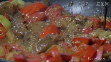 慢动作特写镜头，倒酱油到煎锅炖蔬菜煮素菜