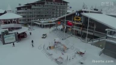 飞过酒店和餐厅，俯瞰鲁卡<strong>滑雪场</strong>的<strong>滑雪场</strong>