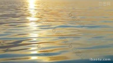 缓慢运动的海水与轻微的波纹<strong>闪闪发光</strong>的夕阳水面背景与金色的路径