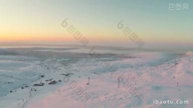 俄罗斯希比尼山的日出航拍，山下有一个滑雪场
