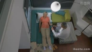 一名医生在<strong>家访</strong>期间测量一名老年患病妇女的血压，然后做记录的时间间隔镜头