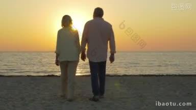 斯坦尼康拍摄的高级夫妇来海滩看日落的美丽，他们拥抱和看着