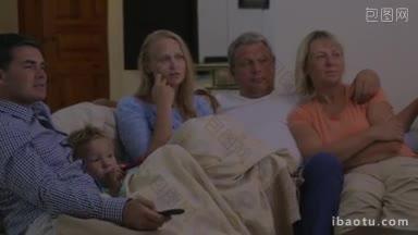 一家人晚上待在家里，父母带着儿子，爷爷奶奶坐在<strong>沙发</strong>上看电视